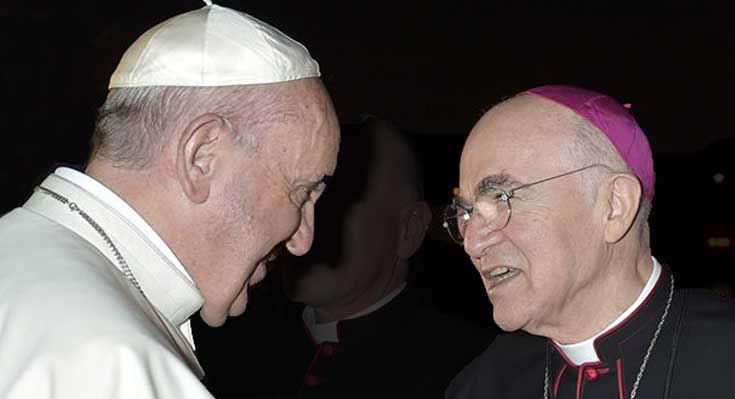 Papa Francisco y Arzobispo Viganò (conversando)